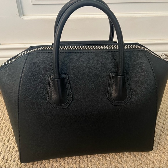 Givenchy Medium Antigona bag in grained leather - Picture 8 of 15